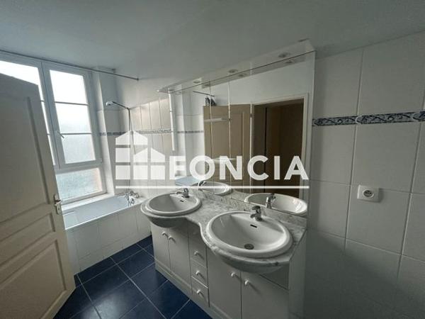 Location Appartement 2 pièces 72 m² - 11 Rue des Ecoles Castelferrus 82100