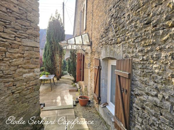 Coup de coeur, en Exclusivité maison de village T3 d'environ 88m2 sur une parcelle de 963m2 + 110m2 de garage + 100m2 combles