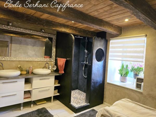 Coup de coeur, en Exclusivité maison de village T3 d'environ 88m2 sur une parcelle de 963m2 + 110m2 de garage + 100m2 combles