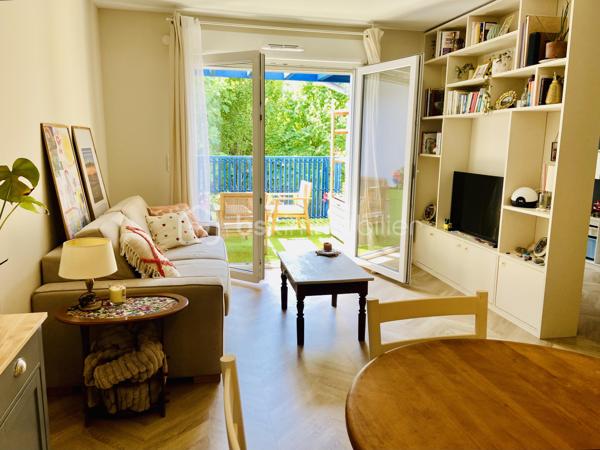 À découvrir : agréable appartement T2 récemment mis au goût du jour, situé au 1er et dernier étage avec ascenseur, au sein d’une résidence récente, proche des commodités et bénéficiant d’un accès rapide aux principaux axes routiers et autoroutiers.
L’appartement se compose d’une entrée ouvrant sur une belle pièce de vie, avec salon et cuisine ouverte, le tout donnant accès à une jolie terrasse exposée plein sud, idéale pour profiter pleinement des beaux jours.
Côté nuit, vous bénéficierez d’une chambre de 12 m², actuellement aménagée avec une mezzanine et différents éléments d’agencement. Ces installations seront entièrement démontées avant la vente, afin de restituer une chambre traditionnelle et fonctionnelle.
Une salle de douche récemment rénovée ainsi qu’un cellier complètent l’ensemble.
Pour votre confort, cet appartement dispose également d’une place de parking privative et d’un local à vélos commun.
Un bien idéal pour un premier achat, un pied-à-terre ou un investissement, offrant un environnement pratique à proximité des commerces et commodités, tout en profitant d’une excellente accessibilité grâce aux axes routiers et autoroutiers situés à proximité.
Les + :
	●	Appartement récemment mis au goût du jour
	●	Résidence récente
	●	1er et dernier étage avec ascenseur
	●	Terrasse exposée plein sud
	●	Chambre de 12 m²
	●	Salle de douche récemment rénovée
	●	Cellier
	●	Place de parking privative
	●	Local à vélos commun
	●	Proximité des commodités et des axes routiers/autoroutiers
À visiter sans tarder !