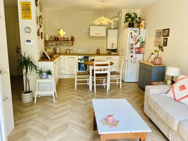 À découvrir : agréable appartement T2 récemment mis au goût du jour, situé au 1er et dernier étage avec ascenseur, au sein d’une résidence récente, proche des commodités et bénéficiant d’un accès rapide aux principaux axes routiers et autoroutiers.
L’appartement se compose d’une entrée ouvrant sur une belle pièce de vie, avec salon et cuisine ouverte, le tout donnant accès à une jolie terrasse exposée plein sud, idéale pour profiter pleinement des beaux jours.
Côté nuit, vous bénéficierez d’une chambre de 12 m², actuellement aménagée avec une mezzanine et différents éléments d’agencement. Ces installations seront entièrement démontées avant la vente, afin de restituer une chambre traditionnelle et fonctionnelle.
Une salle de douche récemment rénovée ainsi qu’un cellier complètent l’ensemble.
Pour votre confort, cet appartement dispose également d’une place de parking privative et d’un local à vélos commun.
Un bien idéal pour un premier achat, un pied-à-terre ou un investissement, offrant un environnement pratique à proximité des commerces et commodités, tout en profitant d’une excellente accessibilité grâce aux axes routiers et autoroutiers situés à proximité.
Les + :
	●	Appartement récemment mis au goût du jour
	●	Résidence récente
	●	1er et dernier étage avec ascenseur
	●	Terrasse exposée plein sud
	●	Chambre de 12 m²
	●	Salle de douche récemment rénovée
	●	Cellier
	●	Place de parking privative
	●	Local à vélos commun
	●	Proximité des commodités et des axes routiers/autoroutiers
À visiter sans tarder !