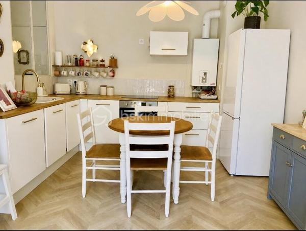 À découvrir : agréable appartement T2 récemment mis au goût du jour, situé au 1er et dernier étage avec ascenseur, au sein d’une résidence récente, proche des commodités et bénéficiant d’un accès rapide aux principaux axes routiers et autoroutiers.
L’appartement se compose d’une entrée ouvrant sur une belle pièce de vie, avec salon et cuisine ouverte, le tout donnant accès à une jolie terrasse exposée plein sud, idéale pour profiter pleinement des beaux jours.
Côté nuit, vous bénéficierez d’une chambre de 12 m², actuellement aménagée avec une mezzanine et différents éléments d’agencement. Ces installations seront entièrement démontées avant la vente, afin de restituer une chambre traditionnelle et fonctionnelle.
Une salle de douche récemment rénovée ainsi qu’un cellier complètent l’ensemble.
Pour votre confort, cet appartement dispose également d’une place de parking privative et d’un local à vélos commun.
Un bien idéal pour un premier achat, un pied-à-terre ou un investissement, offrant un environnement pratique à proximité des commerces et commodités, tout en profitant d’une excellente accessibilité grâce aux axes routiers et autoroutiers situés à proximité.
Les + :
	●	Appartement récemment mis au goût du jour
	●	Résidence récente
	●	1er et dernier étage avec ascenseur
	●	Terrasse exposée plein sud
	●	Chambre de 12 m²
	●	Salle de douche récemment rénovée
	●	Cellier
	●	Place de parking privative
	●	Local à vélos commun
	●	Proximité des commodités et des axes routiers/autoroutiers
À visiter sans tarder !