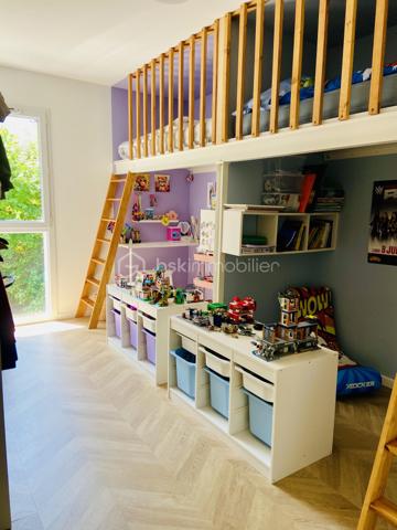 À découvrir : agréable appartement T2 récemment mis au goût du jour, situé au 1er et dernier étage avec ascenseur, au sein d’une résidence récente, proche des commodités et bénéficiant d’un accès rapide aux principaux axes routiers et autoroutiers.
L’appartement se compose d’une entrée ouvrant sur une belle pièce de vie, avec salon et cuisine ouverte, le tout donnant accès à une jolie terrasse exposée plein sud, idéale pour profiter pleinement des beaux jours.
Côté nuit, vous bénéficierez d’une chambre de 12 m², actuellement aménagée avec une mezzanine et différents éléments d’agencement. Ces installations seront entièrement démontées avant la vente, afin de restituer une chambre traditionnelle et fonctionnelle.
Une salle de douche récemment rénovée ainsi qu’un cellier complètent l’ensemble.
Pour votre confort, cet appartement dispose également d’une place de parking privative et d’un local à vélos commun.
Un bien idéal pour un premier achat, un pied-à-terre ou un investissement, offrant un environnement pratique à proximité des commerces et commodités, tout en profitant d’une excellente accessibilité grâce aux axes routiers et autoroutiers situés à proximité.
Les + :
	●	Appartement récemment mis au goût du jour
	●	Résidence récente
	●	1er et dernier étage avec ascenseur
	●	Terrasse exposée plein sud
	●	Chambre de 12 m²
	●	Salle de douche récemment rénovée
	●	Cellier
	●	Place de parking privative
	●	Local à vélos commun
	●	Proximité des commodités et des axes routiers/autoroutiers
À visiter sans tarder !