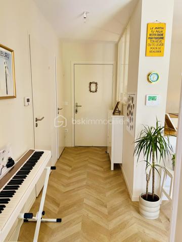 À découvrir : agréable appartement T2 récemment mis au goût du jour, situé au 1er et dernier étage avec ascenseur, au sein d’une résidence récente, proche des commodités et bénéficiant d’un accès rapide aux principaux axes routiers et autoroutiers.
L’appartement se compose d’une entrée ouvrant sur une belle pièce de vie, avec salon et cuisine ouverte, le tout donnant accès à une jolie terrasse exposée plein sud, idéale pour profiter pleinement des beaux jours.
Côté nuit, vous bénéficierez d’une chambre de 12 m², actuellement aménagée avec une mezzanine et différents éléments d’agencement. Ces installations seront entièrement démontées avant la vente, afin de restituer une chambre traditionnelle et fonctionnelle.
Une salle de douche récemment rénovée ainsi qu’un cellier complètent l’ensemble.
Pour votre confort, cet appartement dispose également d’une place de parking privative et d’un local à vélos commun.
Un bien idéal pour un premier achat, un pied-à-terre ou un investissement, offrant un environnement pratique à proximité des commerces et commodités, tout en profitant d’une excellente accessibilité grâce aux axes routiers et autoroutiers situés à proximité.
Les + :
	●	Appartement récemment mis au goût du jour
	●	Résidence récente
	●	1er et dernier étage avec ascenseur
	●	Terrasse exposée plein sud
	●	Chambre de 12 m²
	●	Salle de douche récemment rénovée
	●	Cellier
	●	Place de parking privative
	●	Local à vélos commun
	●	Proximité des commodités et des axes routiers/autoroutiers
À visiter sans tarder !