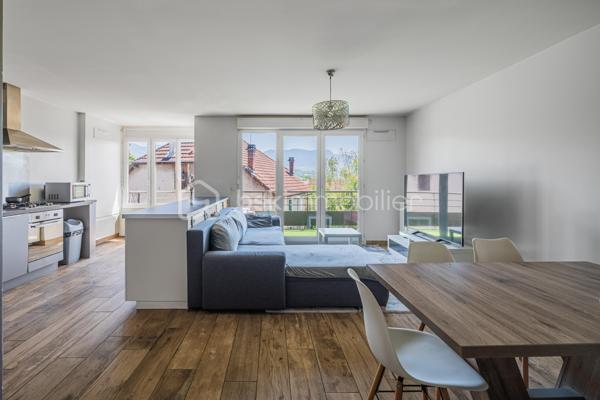 À découvrir sur la commune d’Albens, ce bel appartement T3 de 71 m², situé au 2ᵉ étage sur 3 avec ascenseur, au sein d’une résidence construite en 2010.

Une belle entrée d’environ 8 m² dessert l’ensemble de l’appartement et mène à une agréable pièce de vie d’environ 36 m² avec cuisine ouverte entièrement équipée, lumineuse et donnant accès à une terrasse exposée plein sud.

L’espace nuit se compose de deux chambres, avec accès à un second balcon côté nuit, d’une salle de bains et d’un WC indépendant.

Le chauffage est assuré par une chaudière individuelle au gaz.

Un garage privatif en sous-sol complète ce bien.

Soigneusement entretenu et particulièrement agréable à vivre, cet appartement séduit par sa luminosité, ses beaux volumes et son état impeccable. Il bénéficie également d’un emplacement pratique, à proximité de la gare, des commerces et des commodités.

À noter : le bien est actuellement loué jusqu’au 1er janvier 2027.