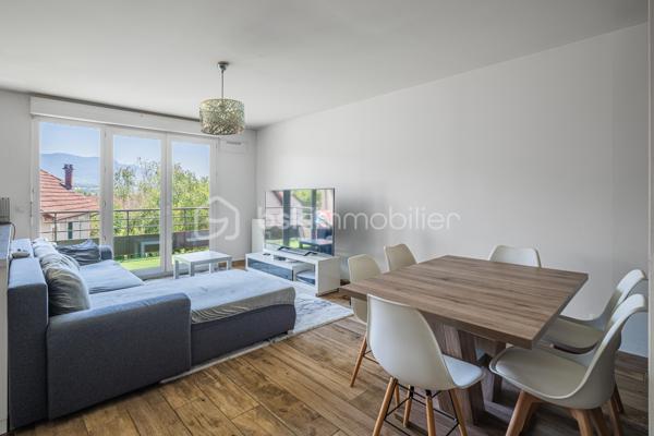 À découvrir sur la commune d’Albens, ce bel appartement T3 de 71 m², situé au 2ᵉ étage sur 3 avec ascenseur, au sein d’une résidence construite en 2010.

Une belle entrée d’environ 8 m² dessert l’ensemble de l’appartement et mène à une agréable pièce de vie d’environ 36 m² avec cuisine ouverte entièrement équipée, lumineuse et donnant accès à une terrasse exposée plein sud.

L’espace nuit se compose de deux chambres, avec accès à un second balcon côté nuit, d’une salle de bains et d’un WC indépendant.

Le chauffage est assuré par une chaudière individuelle au gaz.

Un garage privatif en sous-sol complète ce bien.

Soigneusement entretenu et particulièrement agréable à vivre, cet appartement séduit par sa luminosité, ses beaux volumes et son état impeccable. Il bénéficie également d’un emplacement pratique, à proximité de la gare, des commerces et des commodités.

À noter : le bien est actuellement loué jusqu’au 1er janvier 2027.
