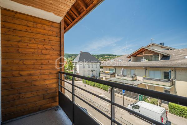 À découvrir sur la commune d’Albens, ce bel appartement T3 de 71 m², situé au 2ᵉ étage sur 3 avec ascenseur, au sein d’une résidence construite en 2010.

Une belle entrée d’environ 8 m² dessert l’ensemble de l’appartement et mène à une agréable pièce de vie d’environ 36 m² avec cuisine ouverte entièrement équipée, lumineuse et donnant accès à une terrasse exposée plein sud.

L’espace nuit se compose de deux chambres, avec accès à un second balcon côté nuit, d’une salle de bains et d’un WC indépendant.

Le chauffage est assuré par une chaudière individuelle au gaz.

Un garage privatif en sous-sol complète ce bien.

Soigneusement entretenu et particulièrement agréable à vivre, cet appartement séduit par sa luminosité, ses beaux volumes et son état impeccable. Il bénéficie également d’un emplacement pratique, à proximité de la gare, des commerces et des commodités.

À noter : le bien est actuellement loué jusqu’au 1er janvier 2027.
