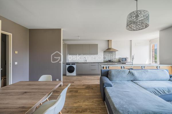À découvrir sur la commune d’Albens, ce bel appartement T3 de 71 m², situé au 2ᵉ étage sur 3 avec ascenseur, au sein d’une résidence construite en 2010.

Une belle entrée d’environ 8 m² dessert l’ensemble de l’appartement et mène à une agréable pièce de vie d’environ 36 m² avec cuisine ouverte entièrement équipée, lumineuse et donnant accès à une terrasse exposée plein sud.

L’espace nuit se compose de deux chambres, avec accès à un second balcon côté nuit, d’une salle de bains et d’un WC indépendant.

Le chauffage est assuré par une chaudière individuelle au gaz.

Un garage privatif en sous-sol complète ce bien.

Soigneusement entretenu et particulièrement agréable à vivre, cet appartement séduit par sa luminosité, ses beaux volumes et son état impeccable. Il bénéficie également d’un emplacement pratique, à proximité de la gare, des commerces et des commodités.

À noter : le bien est actuellement loué jusqu’au 1er janvier 2027.