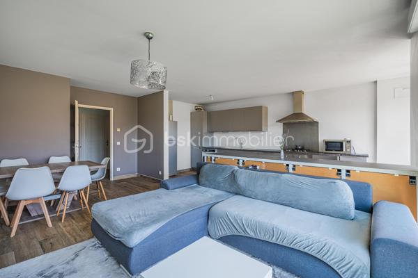 À découvrir sur la commune d’Albens, ce bel appartement T3 de 71 m², situé au 2ᵉ étage sur 3 avec ascenseur, au sein d’une résidence construite en 2010.

Une belle entrée d’environ 8 m² dessert l’ensemble de l’appartement et mène à une agréable pièce de vie d’environ 36 m² avec cuisine ouverte entièrement équipée, lumineuse et donnant accès à une terrasse exposée plein sud.

L’espace nuit se compose de deux chambres, avec accès à un second balcon côté nuit, d’une salle de bains et d’un WC indépendant.

Le chauffage est assuré par une chaudière individuelle au gaz.

Un garage privatif en sous-sol complète ce bien.

Soigneusement entretenu et particulièrement agréable à vivre, cet appartement séduit par sa luminosité, ses beaux volumes et son état impeccable. Il bénéficie également d’un emplacement pratique, à proximité de la gare, des commerces et des commodités.

À noter : le bien est actuellement loué jusqu’au 1er janvier 2027.