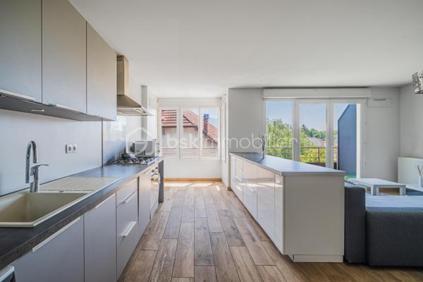 À découvrir sur la commune d’Albens, ce bel appartement T3 de 71 m², situé au 2ᵉ étage sur 3 avec ascenseur, au sein d’une résidence construite en 2010.

Une belle entrée d’environ 8 m² dessert l’ensemble de l’appartement et mène à une agréable pièce de vie d’environ 36 m² avec cuisine ouverte entièrement équipée, lumineuse et donnant accès à une terrasse exposée plein sud.

L’espace nuit se compose de deux chambres, avec accès à un second balcon côté nuit, d’une salle de bains et d’un WC indépendant.

Le chauffage est assuré par une chaudière individuelle au gaz.

Un garage privatif en sous-sol complète ce bien.

Soigneusement entretenu et particulièrement agréable à vivre, cet appartement séduit par sa luminosité, ses beaux volumes et son état impeccable. Il bénéficie également d’un emplacement pratique, à proximité de la gare, des commerces et des commodités.

À noter : le bien est actuellement loué jusqu’au 1er janvier 2027.