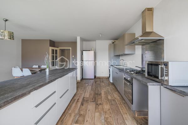 À découvrir sur la commune d’Albens, ce bel appartement T3 de 71 m², situé au 2ᵉ étage sur 3 avec ascenseur, au sein d’une résidence construite en 2010.

Une belle entrée d’environ 8 m² dessert l’ensemble de l’appartement et mène à une agréable pièce de vie d’environ 36 m² avec cuisine ouverte entièrement équipée, lumineuse et donnant accès à une terrasse exposée plein sud.

L’espace nuit se compose de deux chambres, avec accès à un second balcon côté nuit, d’une salle de bains et d’un WC indépendant.

Le chauffage est assuré par une chaudière individuelle au gaz.

Un garage privatif en sous-sol complète ce bien.

Soigneusement entretenu et particulièrement agréable à vivre, cet appartement séduit par sa luminosité, ses beaux volumes et son état impeccable. Il bénéficie également d’un emplacement pratique, à proximité de la gare, des commerces et des commodités.

À noter : le bien est actuellement loué jusqu’au 1er janvier 2027.