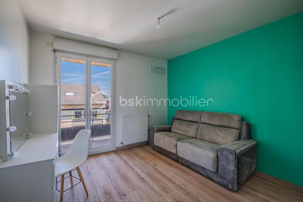 À découvrir sur la commune d’Albens, ce bel appartement T3 de 71 m², situé au 2ᵉ étage sur 3 avec ascenseur, au sein d’une résidence construite en 2010.

Une belle entrée d’environ 8 m² dessert l’ensemble de l’appartement et mène à une agréable pièce de vie d’environ 36 m² avec cuisine ouverte entièrement équipée, lumineuse et donnant accès à une terrasse exposée plein sud.

L’espace nuit se compose de deux chambres, avec accès à un second balcon côté nuit, d’une salle de bains et d’un WC indépendant.

Le chauffage est assuré par une chaudière individuelle au gaz.

Un garage privatif en sous-sol complète ce bien.

Soigneusement entretenu et particulièrement agréable à vivre, cet appartement séduit par sa luminosité, ses beaux volumes et son état impeccable. Il bénéficie également d’un emplacement pratique, à proximité de la gare, des commerces et des commodités.

À noter : le bien est actuellement loué jusqu’au 1er janvier 2027.