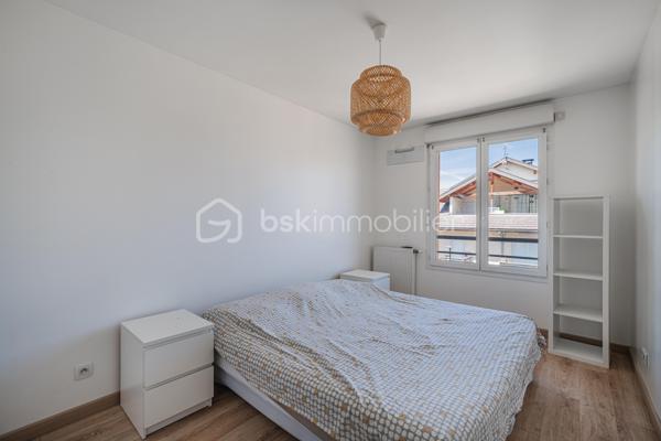 À découvrir sur la commune d’Albens, ce bel appartement T3 de 71 m², situé au 2ᵉ étage sur 3 avec ascenseur, au sein d’une résidence construite en 2010.

Une belle entrée d’environ 8 m² dessert l’ensemble de l’appartement et mène à une agréable pièce de vie d’environ 36 m² avec cuisine ouverte entièrement équipée, lumineuse et donnant accès à une terrasse exposée plein sud.

L’espace nuit se compose de deux chambres, avec accès à un second balcon côté nuit, d’une salle de bains et d’un WC indépendant.

Le chauffage est assuré par une chaudière individuelle au gaz.

Un garage privatif en sous-sol complète ce bien.

Soigneusement entretenu et particulièrement agréable à vivre, cet appartement séduit par sa luminosité, ses beaux volumes et son état impeccable. Il bénéficie également d’un emplacement pratique, à proximité de la gare, des commerces et des commodités.

À noter : le bien est actuellement loué jusqu’au 1er janvier 2027.