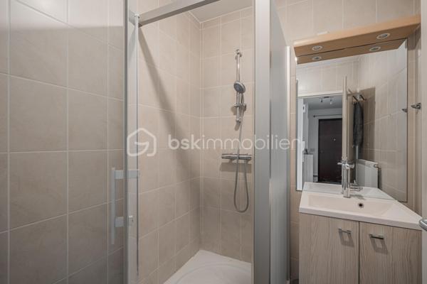 À découvrir sur la commune d’Albens, ce bel appartement T3 de 71 m², situé au 2ᵉ étage sur 3 avec ascenseur, au sein d’une résidence construite en 2010.

Une belle entrée d’environ 8 m² dessert l’ensemble de l’appartement et mène à une agréable pièce de vie d’environ 36 m² avec cuisine ouverte entièrement équipée, lumineuse et donnant accès à une terrasse exposée plein sud.

L’espace nuit se compose de deux chambres, avec accès à un second balcon côté nuit, d’une salle de bains et d’un WC indépendant.

Le chauffage est assuré par une chaudière individuelle au gaz.

Un garage privatif en sous-sol complète ce bien.

Soigneusement entretenu et particulièrement agréable à vivre, cet appartement séduit par sa luminosité, ses beaux volumes et son état impeccable. Il bénéficie également d’un emplacement pratique, à proximité de la gare, des commerces et des commodités.

À noter : le bien est actuellement loué jusqu’au 1er janvier 2027.