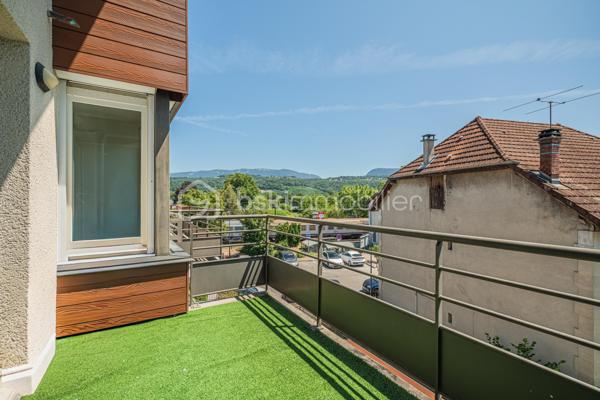 À découvrir sur la commune d’Albens, ce bel appartement T3 de 71 m², situé au 2ᵉ étage sur 3 avec ascenseur, au sein d’une résidence construite en 2010.

Une belle entrée d’environ 8 m² dessert l’ensemble de l’appartement et mène à une agréable pièce de vie d’environ 36 m² avec cuisine ouverte entièrement équipée, lumineuse et donnant accès à une terrasse exposée plein sud.

L’espace nuit se compose de deux chambres, avec accès à un second balcon côté nuit, d’une salle de bains et d’un WC indépendant.

Le chauffage est assuré par une chaudière individuelle au gaz.

Un garage privatif en sous-sol complète ce bien.

Soigneusement entretenu et particulièrement agréable à vivre, cet appartement séduit par sa luminosité, ses beaux volumes et son état impeccable. Il bénéficie également d’un emplacement pratique, à proximité de la gare, des commerces et des commodités.

À noter : le bien est actuellement loué jusqu’au 1er janvier 2027.