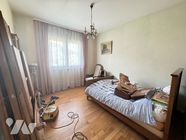 Maison sur sous-sol à VESOUL avec jardin et terrain clos et arboré 5 chambres avec vue sur Vesoul