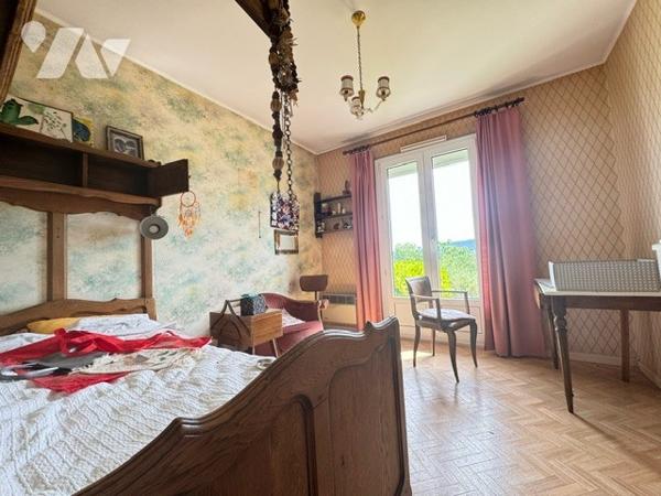 Maison sur sous-sol à VESOUL avec jardin et terrain clos et arboré 5 chambres avec vue sur Vesoul
