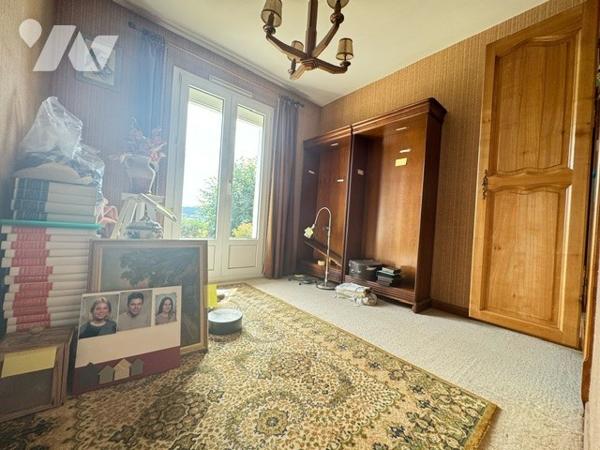 Maison sur sous-sol à VESOUL avec jardin et terrain clos et arboré 5 chambres avec vue sur Vesoul
