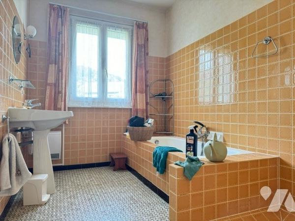 Maison sur sous-sol à VESOUL avec jardin et terrain clos et arboré 5 chambres avec vue sur Vesoul