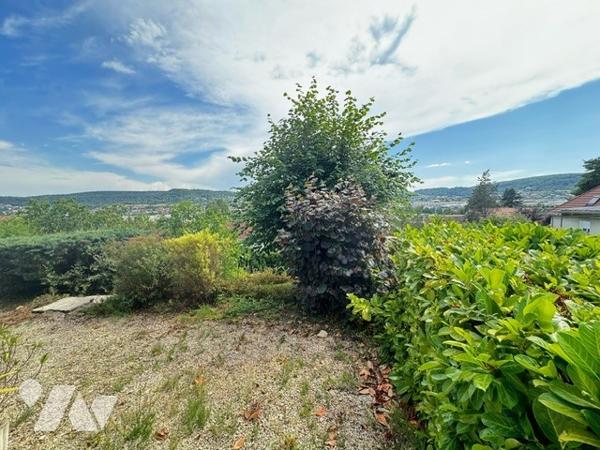 Maison sur sous-sol à VESOUL avec jardin et terrain clos et arboré 5 chambres avec vue sur Vesoul