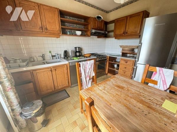 Maison sur sous-sol à VESOUL avec jardin et terrain clos et arboré 5 chambres avec vue sur Vesoul