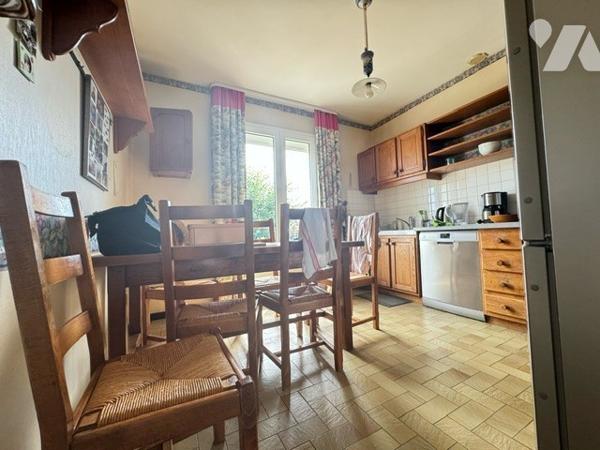 Maison sur sous-sol à VESOUL avec jardin et terrain clos et arboré 5 chambres avec vue sur Vesoul