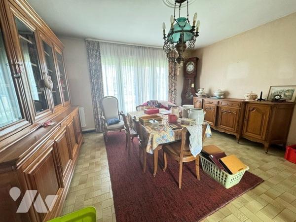 Maison sur sous-sol à VESOUL avec jardin et terrain clos et arboré 5 chambres avec vue sur Vesoul