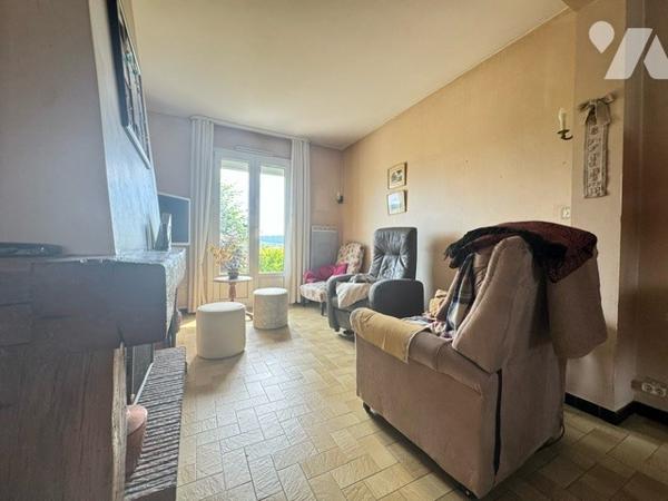 Maison sur sous-sol à VESOUL avec jardin et terrain clos et arboré 5 chambres avec vue sur Vesoul