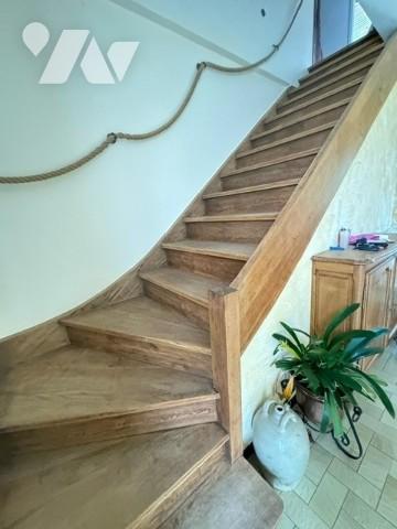Maison sur sous-sol à VESOUL avec jardin et terrain clos et arboré 5 chambres avec vue sur Vesoul