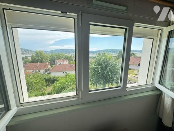 Maison sur sous-sol à VESOUL avec jardin et terrain clos et arboré 5 chambres avec vue sur Vesoul