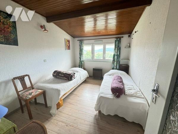 Maison sur sous-sol à VESOUL avec jardin et terrain clos et arboré 5 chambres avec vue sur Vesoul