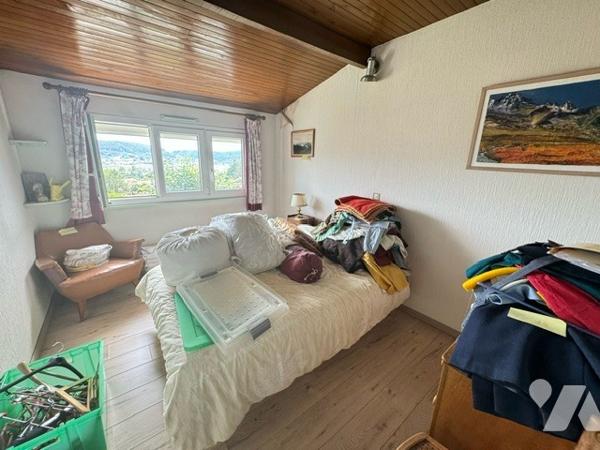 Maison sur sous-sol à VESOUL avec jardin et terrain clos et arboré 5 chambres avec vue sur Vesoul