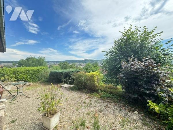 Maison sur sous-sol à VESOUL avec jardin et terrain clos et arboré 5 chambres avec vue sur Vesoul