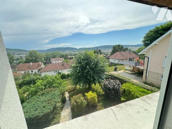 Maison sur sous-sol à VESOUL avec jardin et terrain clos et arboré 5 chambres avec vue sur Vesoul
