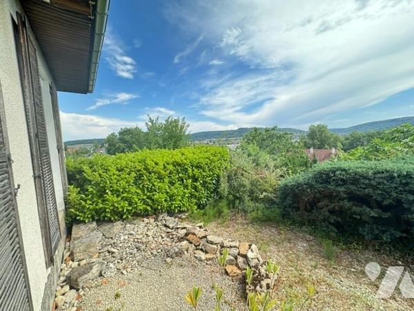 Maison sur sous-sol à VESOUL avec jardin et terrain clos et arboré 5 chambres avec vue sur Vesoul