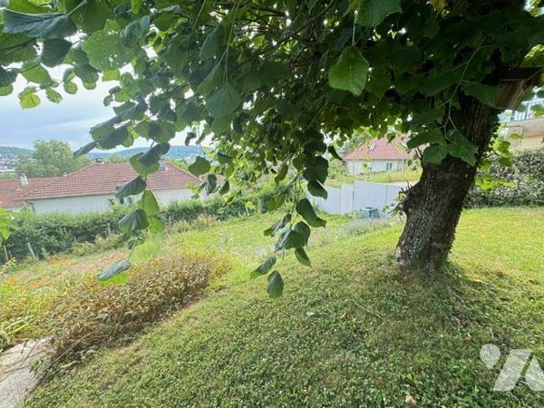Maison sur sous-sol à VESOUL avec jardin et terrain clos et arboré 5 chambres avec vue sur Vesoul