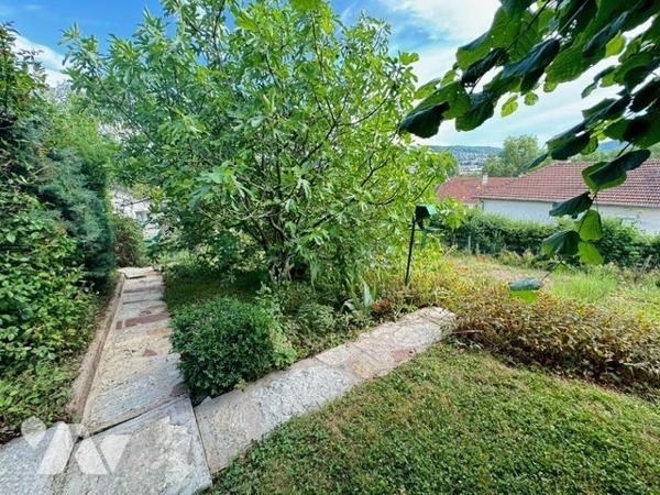 Maison sur sous-sol à VESOUL avec jardin et terrain clos et arboré 5 chambres avec vue sur Vesoul