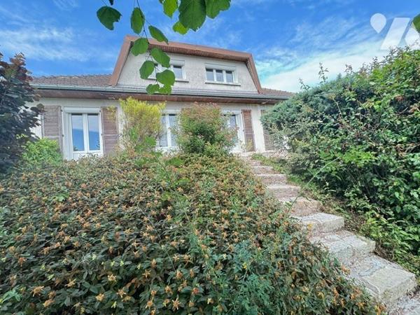 Maison sur sous-sol à VESOUL avec jardin et terrain clos et arboré 5 chambres avec vue sur Vesoul
