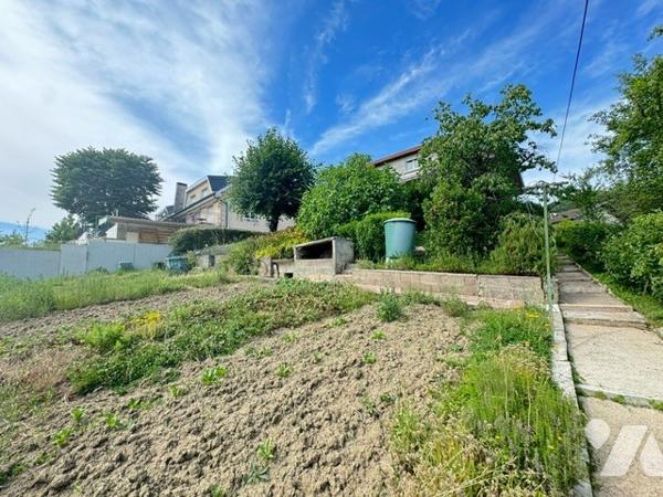 Maison sur sous-sol à VESOUL avec jardin et terrain clos et arboré 5 chambres avec vue sur Vesoul