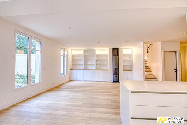 Versailles Notre-Dame Les Prés exceptionnelle maison de ville de 186.55 m² au sol avec sous-sol total de 72 m², cave et garage de 18 m² 2 070 000 € ** - Référence 27031