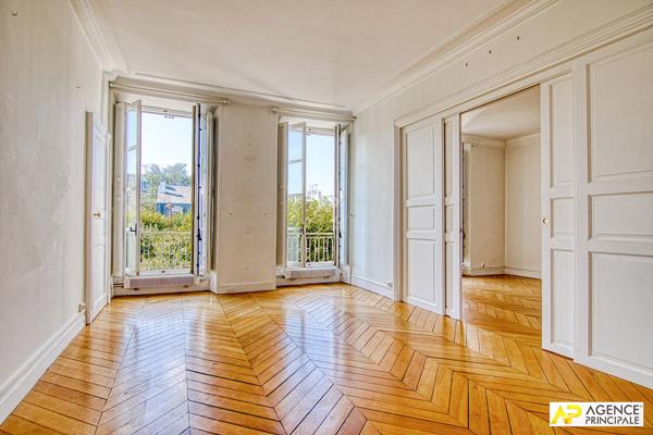 Versailles Notre dame Boulevard de la Reine , appartement 3 pièces 79M² carrez situé au 2-éme étage d'un immeuble 18 -ème. 728 000 € **  - Référence  28454