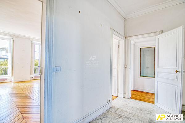 Versailles Notre dame Boulevard de la Reine , appartement 3 pièces 79M² carrez situé au 2-éme étage d'un immeuble 18 -ème. 728 000 € **  - Référence  28454