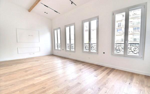 Immeuble à vendre    10 pièces • 235 m2 Paris 18