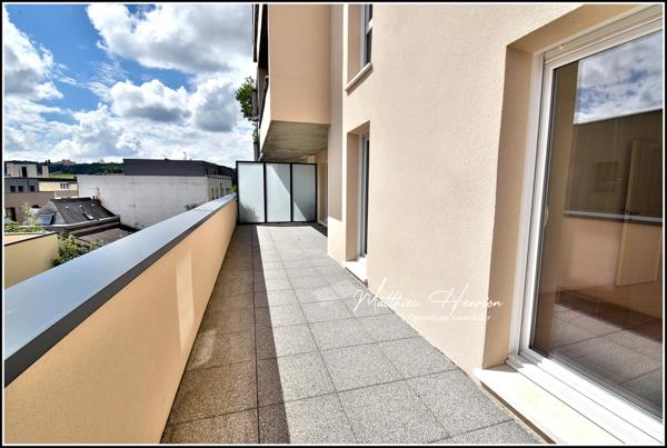 À Rouen Rive Droite, un appartement de 2023 avec terrasse et parking en sous-sol, DPE C