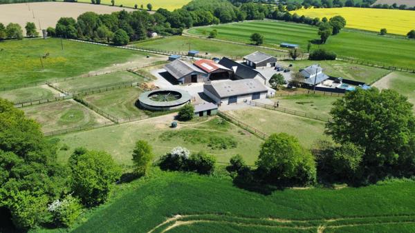 Propriété équestre d’exception : écurie 37 boxes, maison, piste, étang, 15 hectares