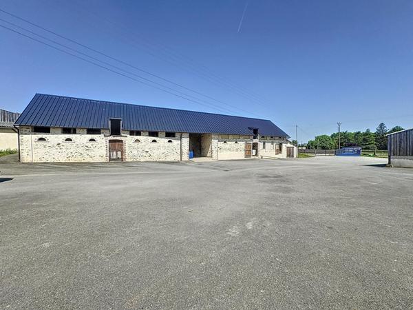 Propriété équestre d’exception : écurie 37 boxes, maison, piste, étang, 15 hectares