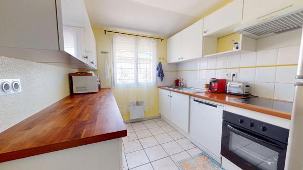 Maison 4 pièces 83 m² de plain pied, dans une résidence sécurisée avec piscine.