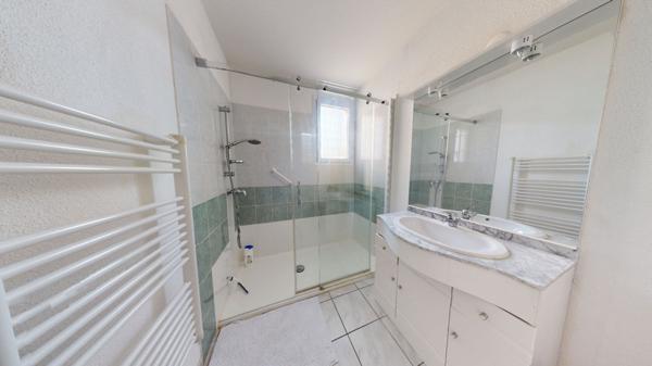 Maison 4 pièces 83 m² de plain pied, dans une résidence sécurisée avec piscine.