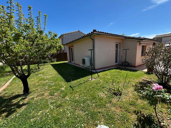 Maison 4 pièces 83 m² de plain pied, dans une résidence sécurisée avec piscine.