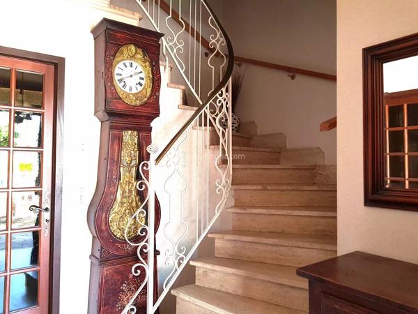 Vente                                                      Maison
                        
                     5 pièces                      111 m2                     à Albi